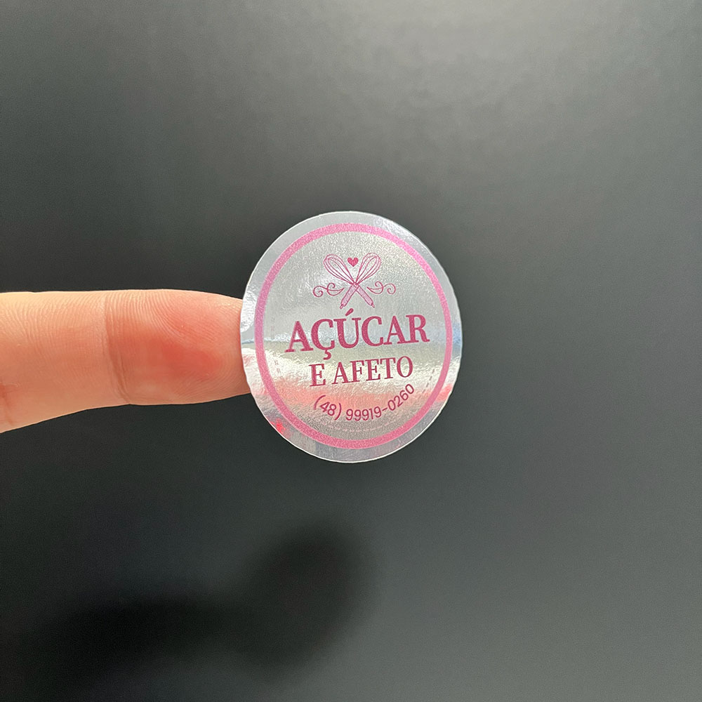 Adesivo BOPP Metalizado Prateado com Impressão Colorida UV