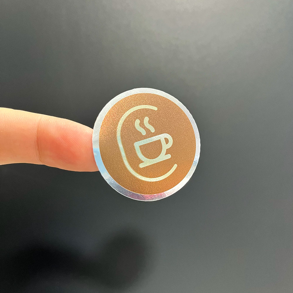 Adesivo BOPP Metalizado Prateado com Impressão Colorida UV