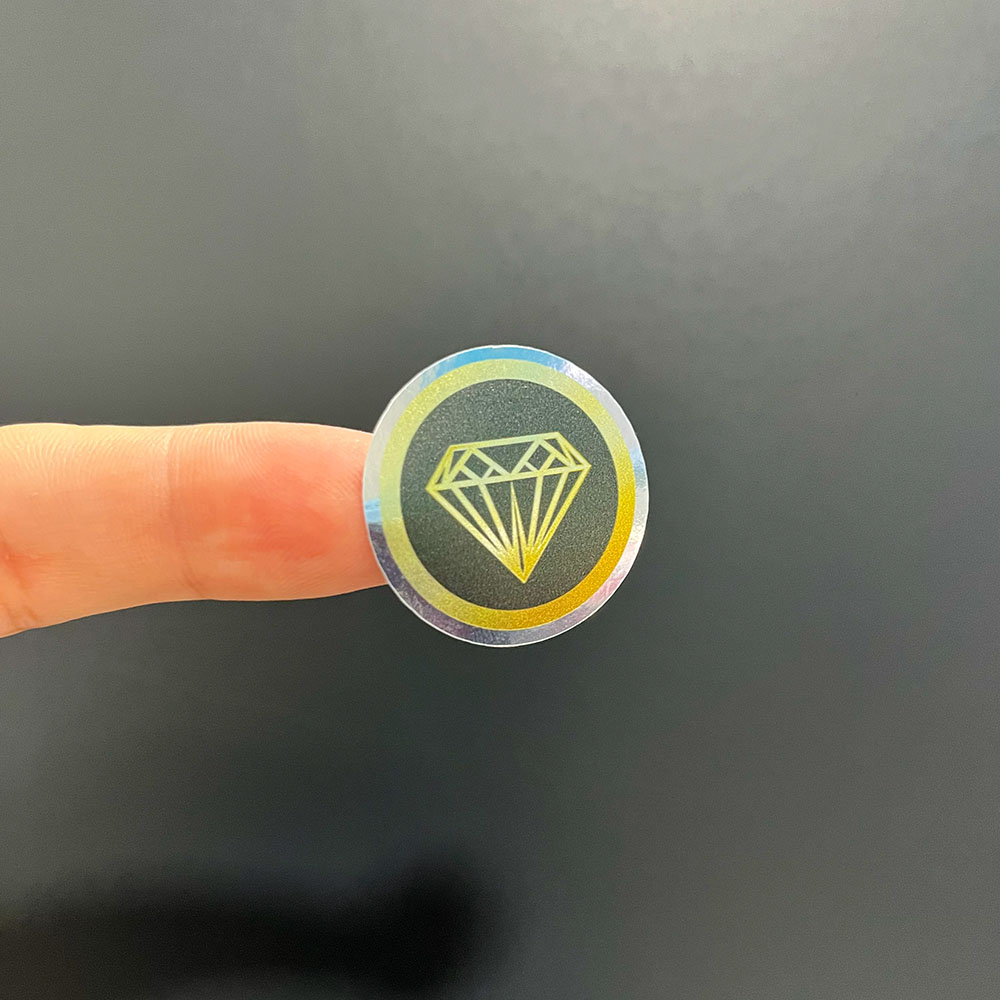 Adesivo BOPP Metalizado Prateado com Impressão Colorida UV