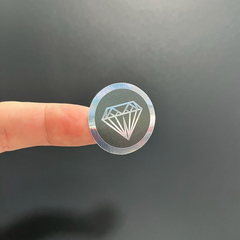 Adesivo BOPP Metalizado Prateado com Impressão Colorida UV