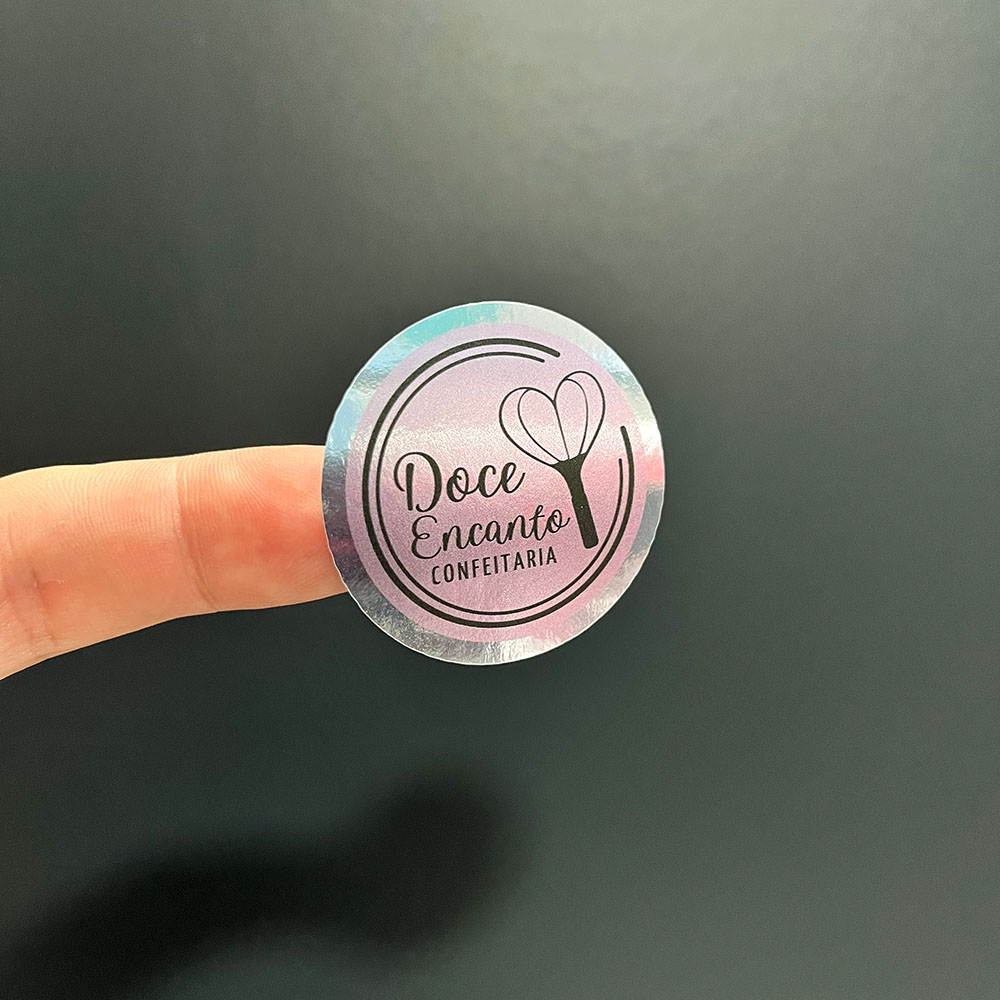 Adesivo BOPP Metalizado Prateado com Impressão Colorida UV