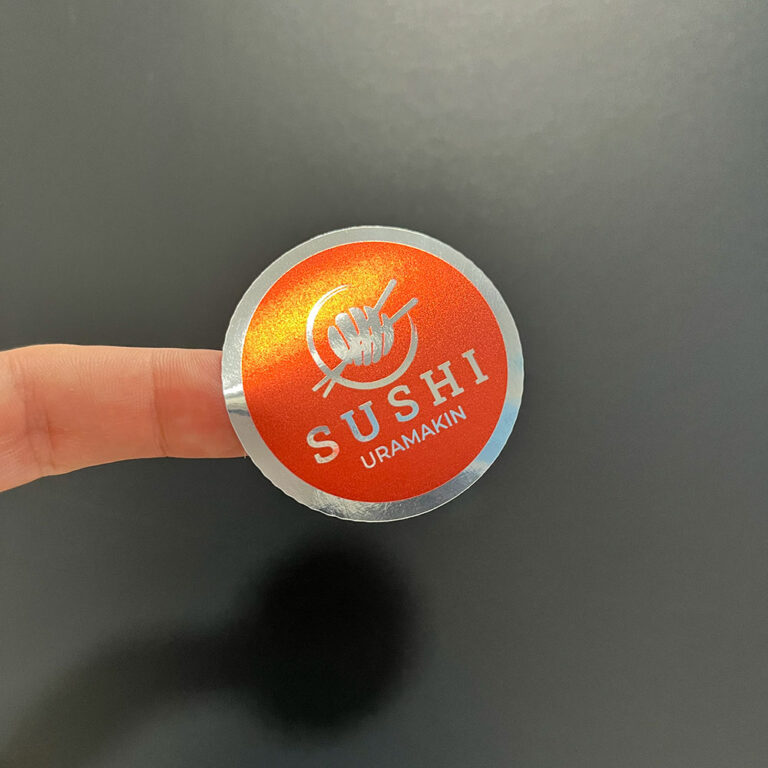 Adesivo BOPP Metalizado Prateado com Impressão Colorida UV